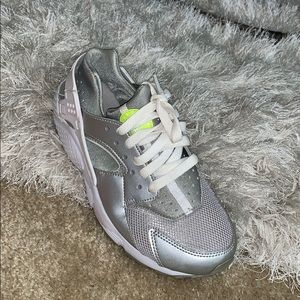 Nike huarache run Silver!
